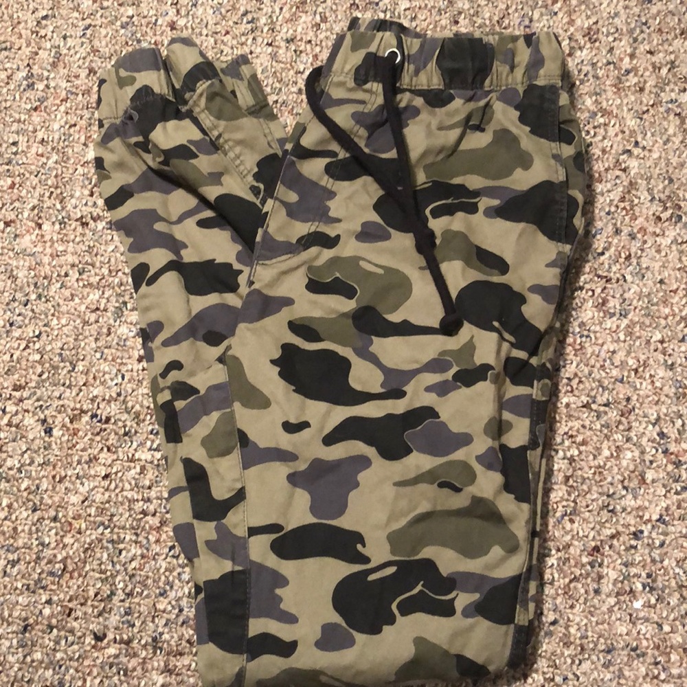H&M women’s Camo pants 28